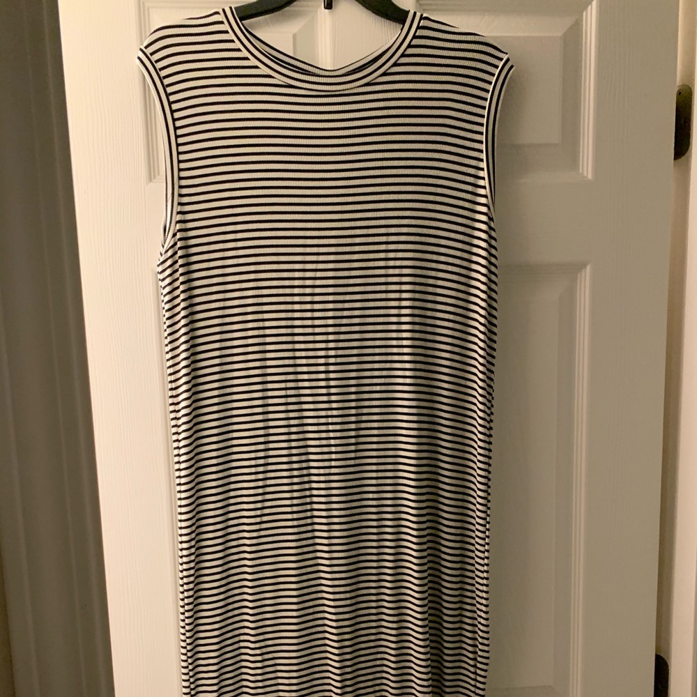 5/$25! Long sleeveless black & white striped dress